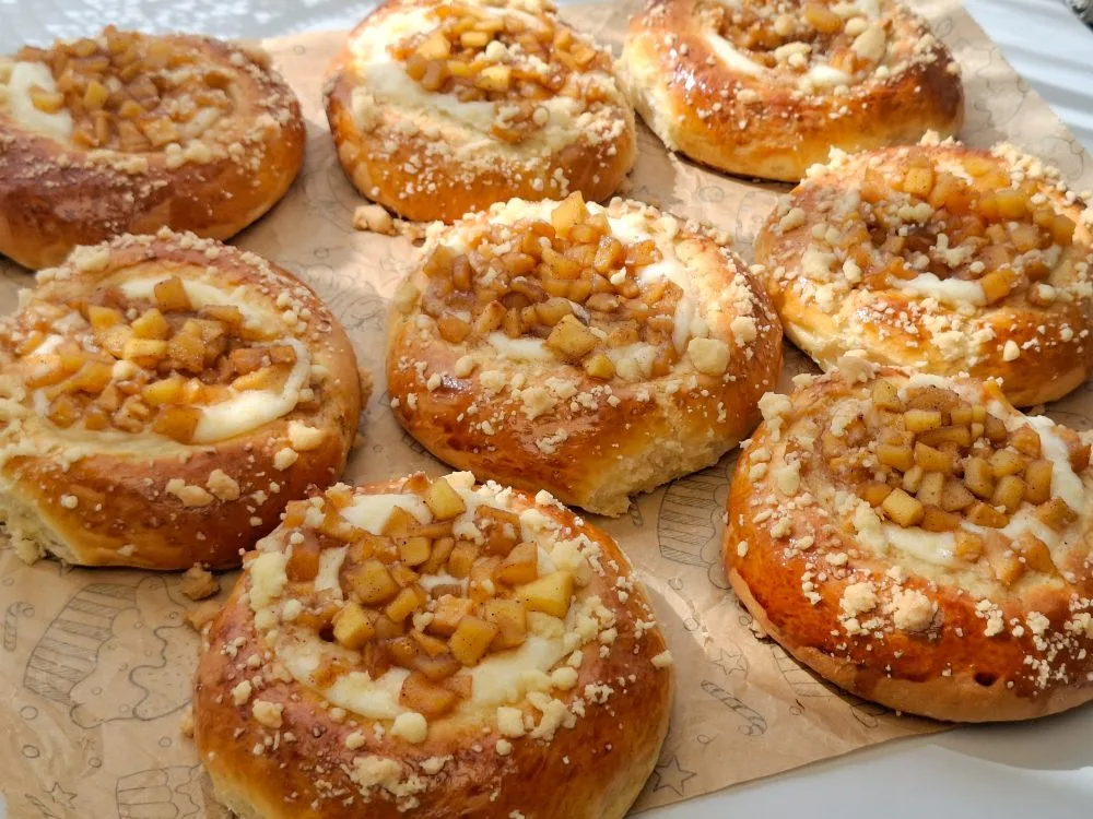 apple cinnamon cream cheese buns